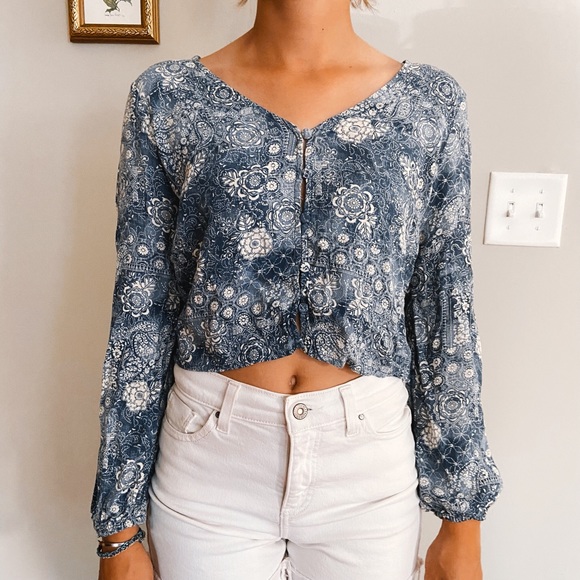Cute light blue, long sleeve crop top - Picture 1 of 3